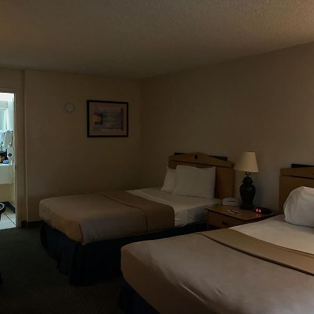 Quality Inn Tampa Lake Magdalene エクステリア 写真