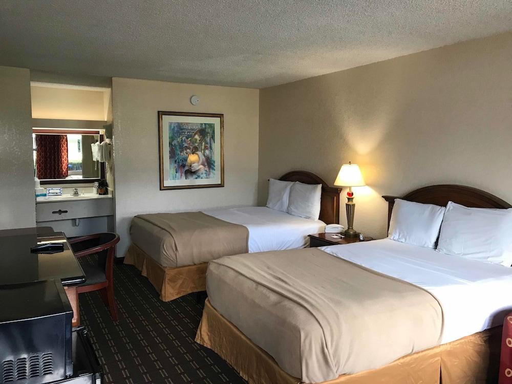 Quality Inn Tampa Lake Magdalene エクステリア 写真