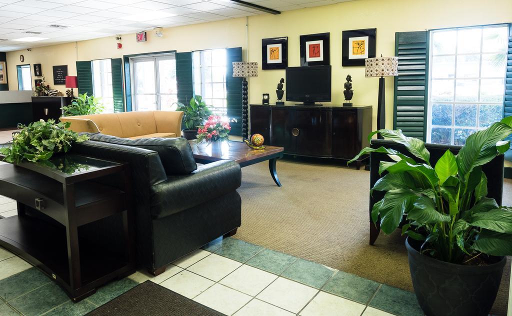 Quality Inn Tampa Lake Magdalene エクステリア 写真