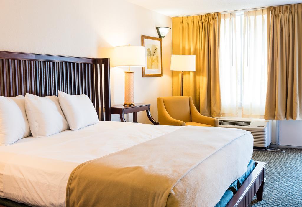 Quality Inn Tampa Lake Magdalene エクステリア 写真