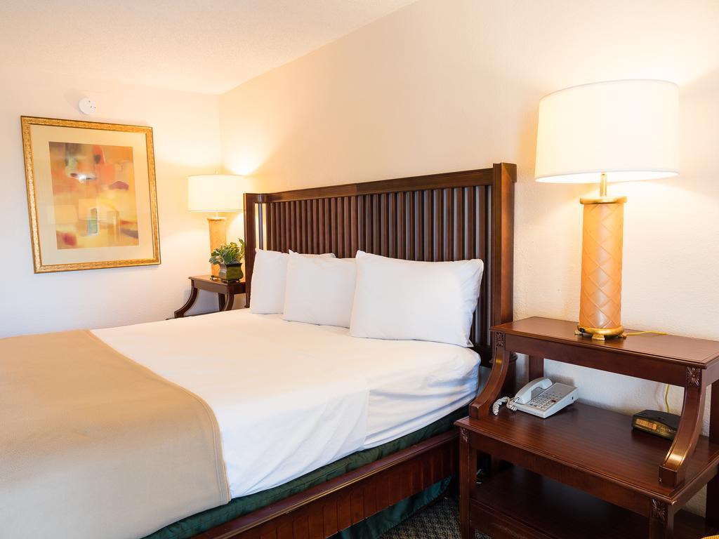Quality Inn Tampa Lake Magdalene エクステリア 写真