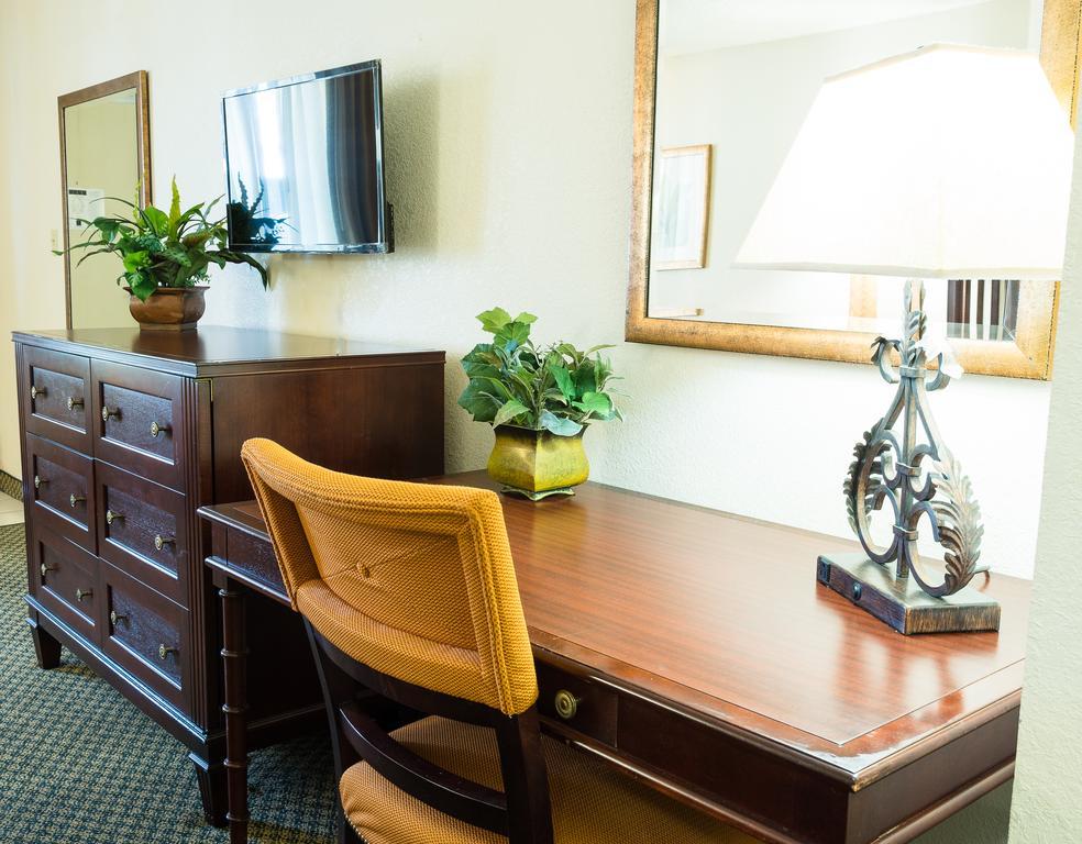 Quality Inn Tampa Lake Magdalene エクステリア 写真