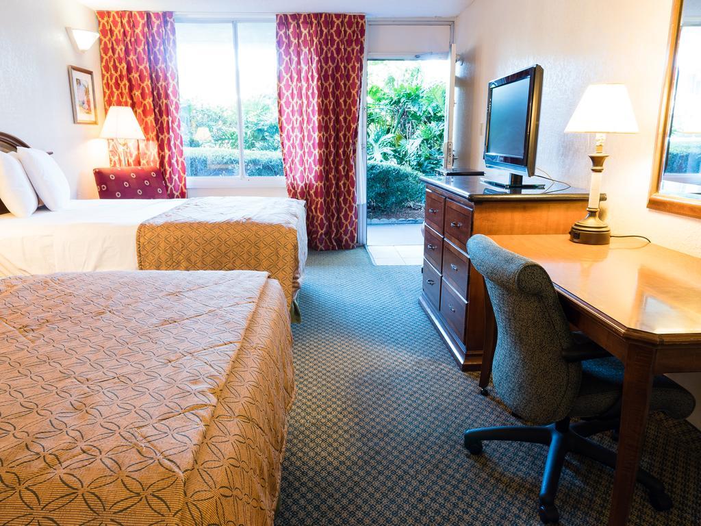 Quality Inn Tampa Lake Magdalene エクステリア 写真
