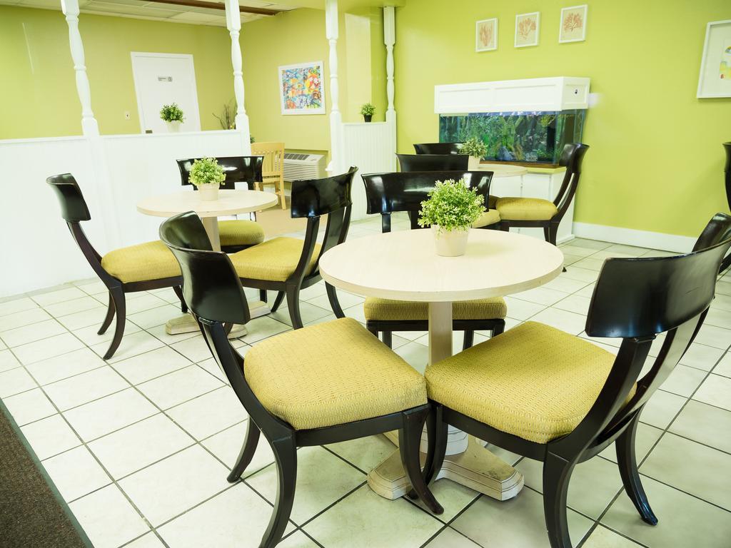 Quality Inn Tampa Lake Magdalene エクステリア 写真