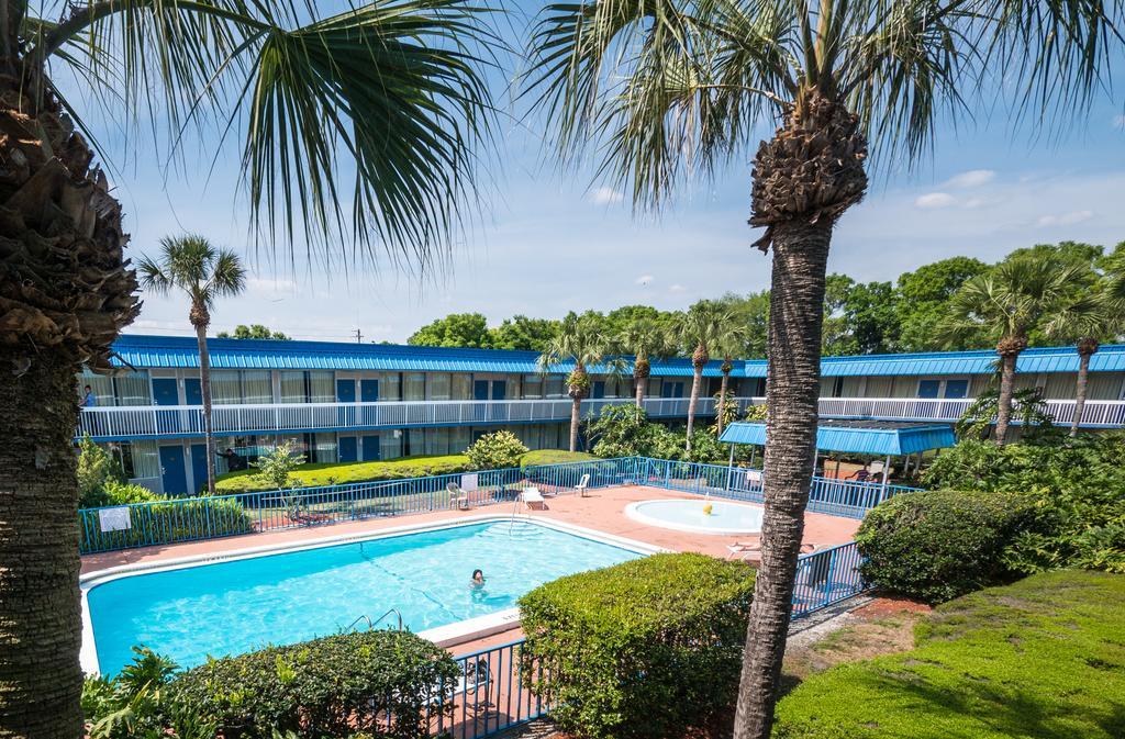 Quality Inn Tampa Lake Magdalene エクステリア 写真