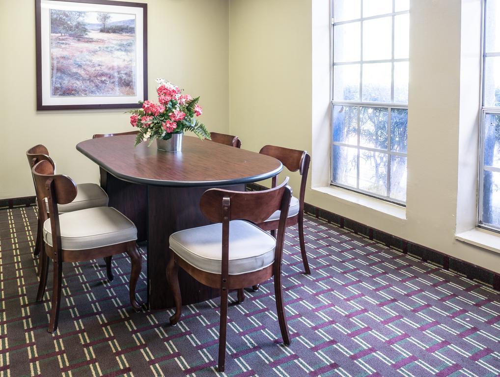 Quality Inn Tampa Lake Magdalene エクステリア 写真