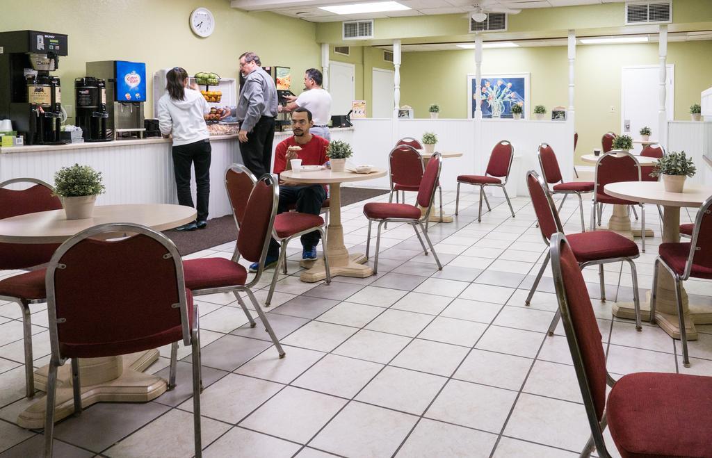 Quality Inn Tampa Lake Magdalene エクステリア 写真