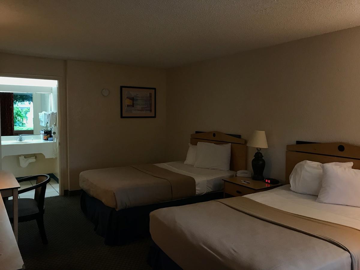 Quality Inn Tampa Lake Magdalene エクステリア 写真